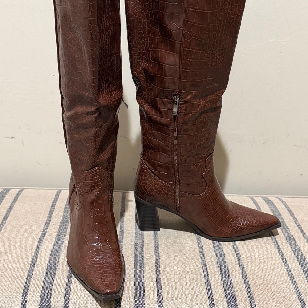 Isnom Elegant Brown Croc-Embossed Heeled Boots - Picture 5 of 10